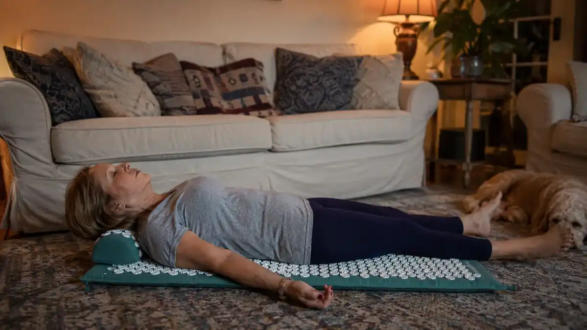 How to Relax Tight Shoulders With an Acupressure Mat